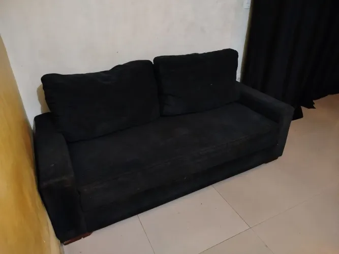 Sofá acolchoado três lugares
