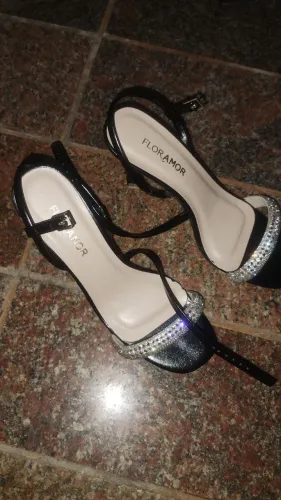 Salto alto preto com detalhes pratas