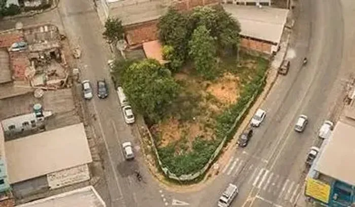 Oportunidade Lote + casa, área 750m2 na avenida Galileia com Rua Siquém