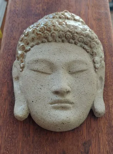 Cabeça de Buda, adorno de parede. Em cerâmica, da ceramista Lika Takahashi. Coleção 2012.