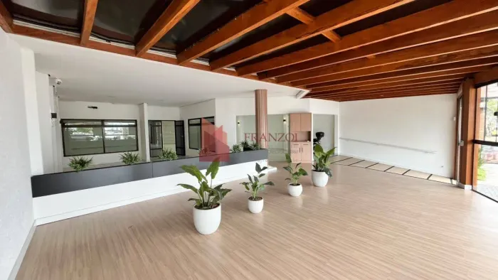 ALUGUEL: SALA COMERCIAL TÉRREA NA BEIRA RIO DE ITAJAÍ!!