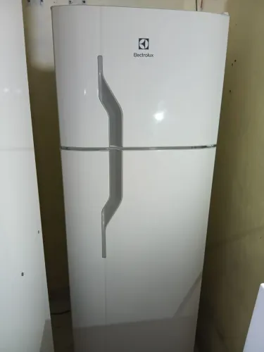 Vende-se uma geladeira semi nova, sem marcas de uso e inclui nota fiscal.