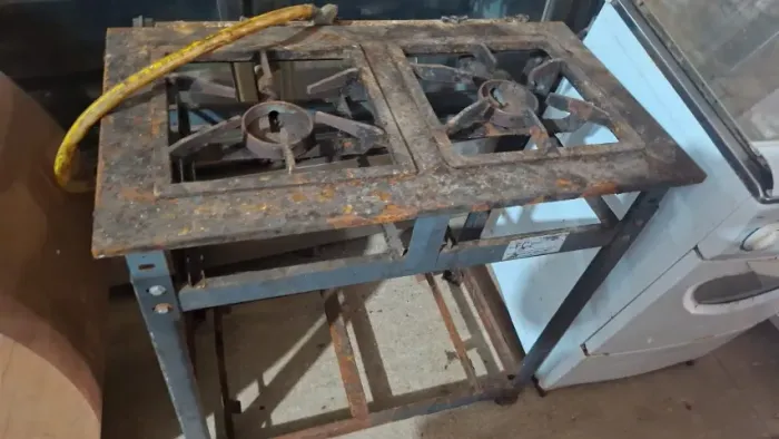 Fogão industrial duas bocas. Valor: 100,00 reais.
