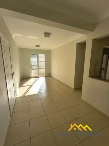 Apartamento no centro com 2 quartos, cozinha integrada e 1 vaga de garagem