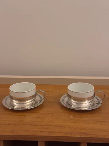 Par de xícaras em porcelana Renner e base em prata 90