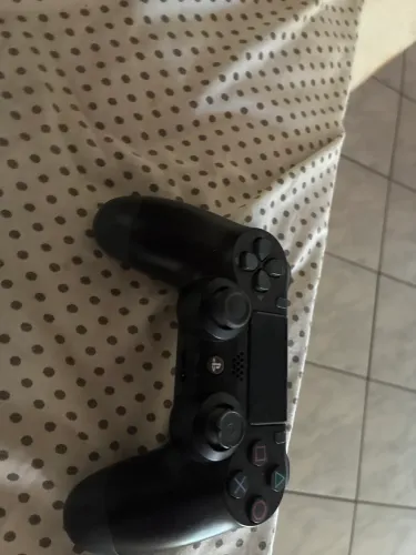 controle de ps4 original, ele esta sem a borracha do analogico direito, valo a negociar