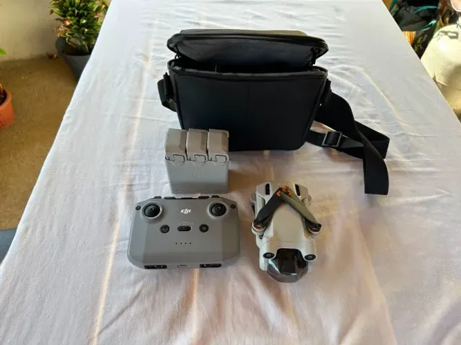 Drone DJI Mini 3 Pro + Kit Fly More Combo (3 Baterias Plus) - Impecável!
