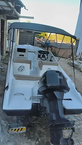 Vende-se uma lancha funcionando equipada com som,