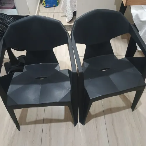 Mesa com duas cadeiras em excelente estado pouco usada