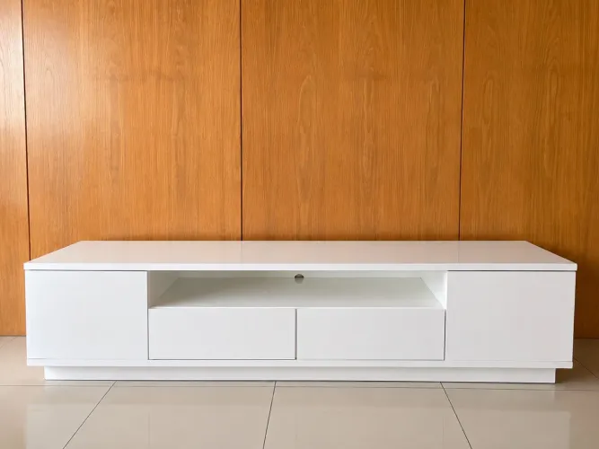 Rack para TV branca de laca. Com duas pequenas avarias, conforme foto. 