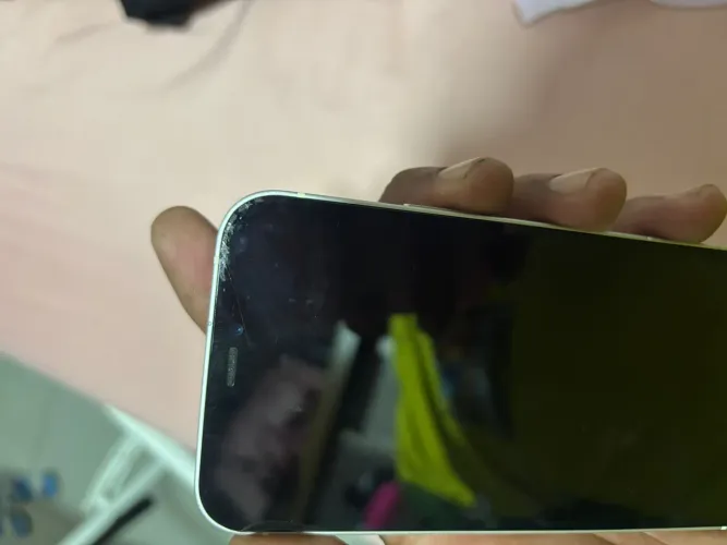 Vendo iPhone 12, tela e traseira trincada, bateria 87% aparelho nunca aberto.