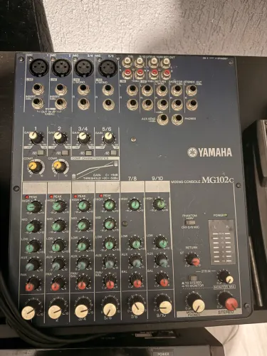 Mesa de som Yamaha MG12C