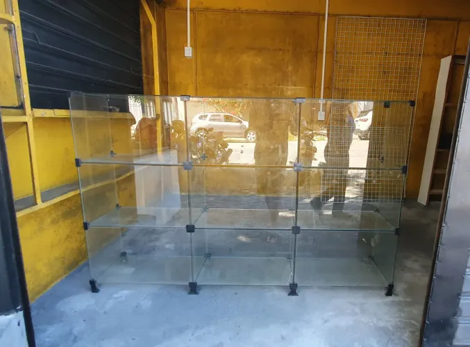 Vende-se Balcão expositor de vidro