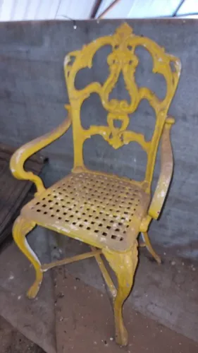 Poltrona de jardim em alumínio fundido bem conservada precisa apenas de pintura nova