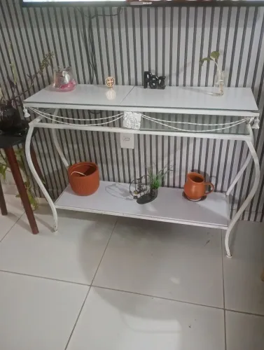 Aparador de ferro com vidro