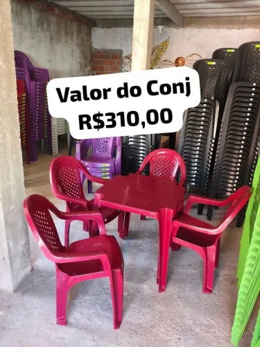 Conjunto de Mesa e Cadeiras de Plástico