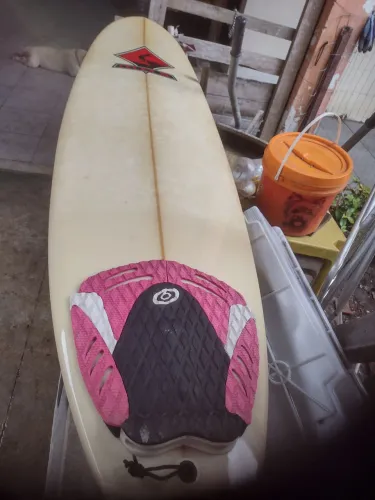 Prancha de surf. E uma Fan 7.2 com a borda larga para iniciantes. Boa até uns 90kg