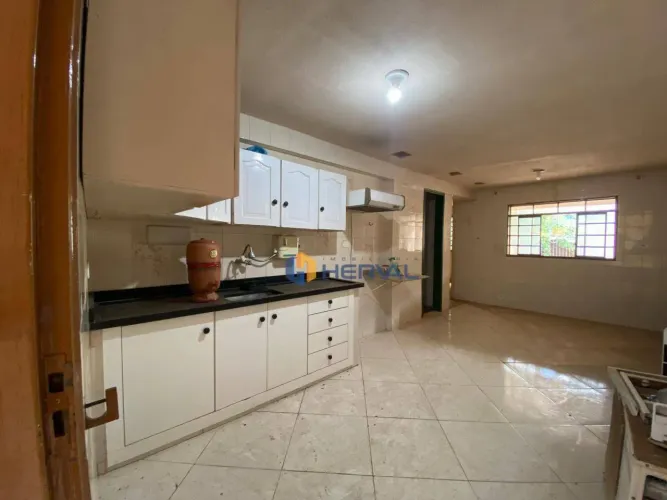 Casa com 3 dormitórios à venda, 257 m² por R$ 650.000,00 - Conjunto Habitacional Inocente