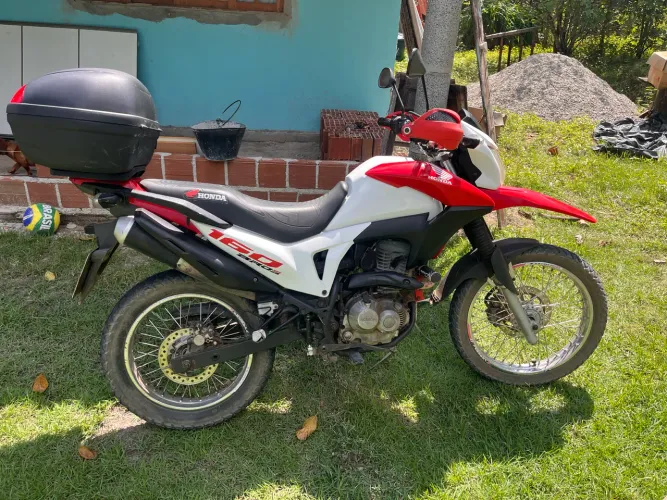 Vendo uma moto muito boa e de procedência