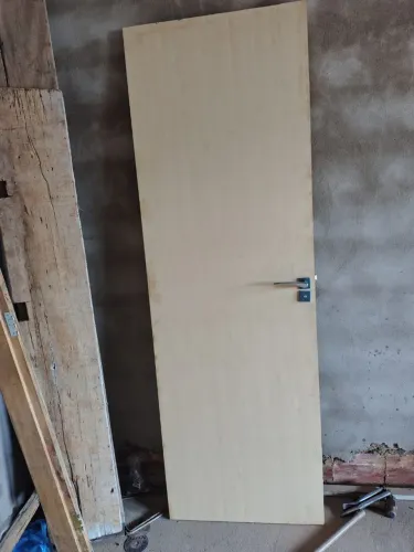 Vendo porta compensada 70cm com portal de madeira e fechadura stam