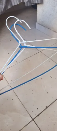 três cabides sortidos