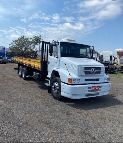 Caminhão Mercedes Benz