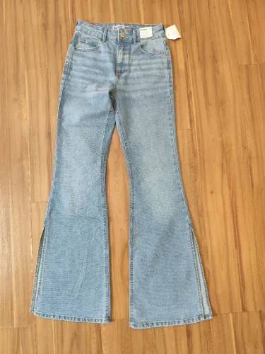 Calça jeans boca de sino clara