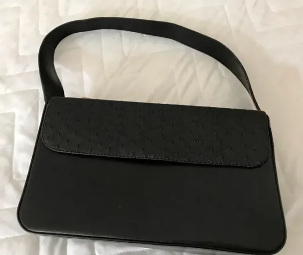 Bolsa preta de mão em couro
