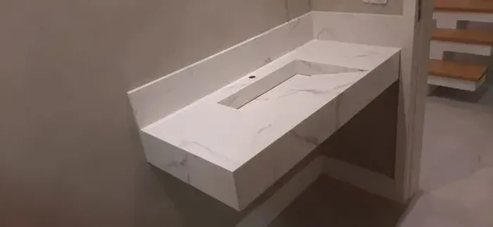 Bancadas em porcelanato polido.