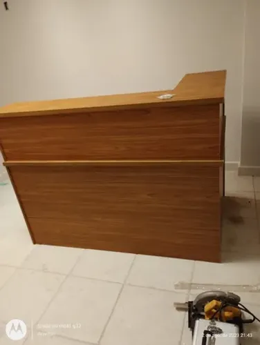 Balcão de recepção em l simples amadeirado freijó