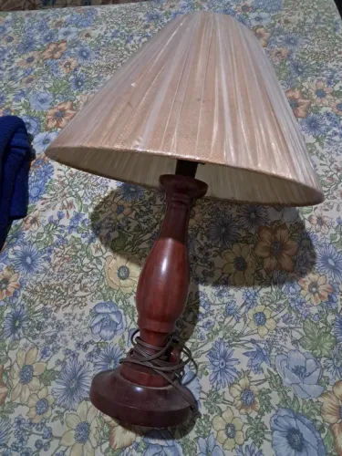 Abajur de pé grande em Madeira maciça lindo quem ver compra - Decoração Clássica