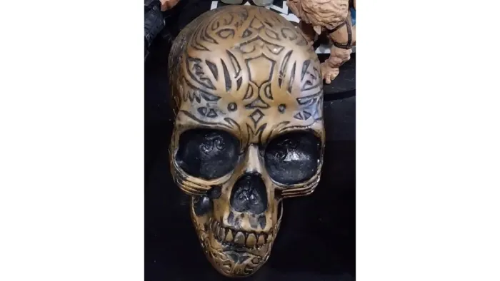 Caveira Decorativa com Detalhes em Dourado