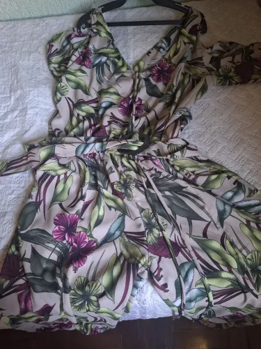 Macacão Floral com Decote V