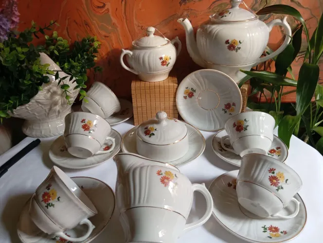 Vendo um maravilhoso jogo de chá de porcelana Monte Alegre peças raras anos 80 e 90