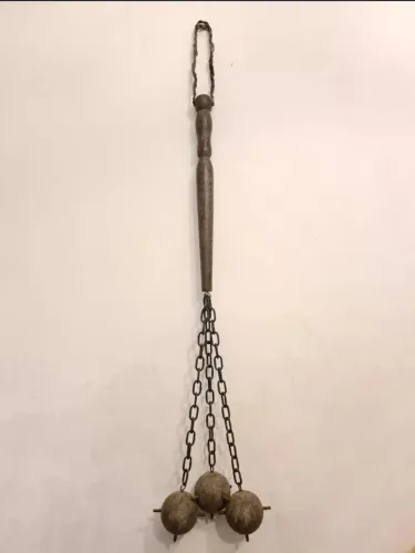  Antiga arma medieval de três bolas - mangual, clava, massa - decoração - de madeira