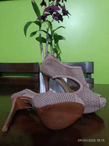 SAPATO ANKLE BOOT SCHUTZ - camurça - Tamanho 36.