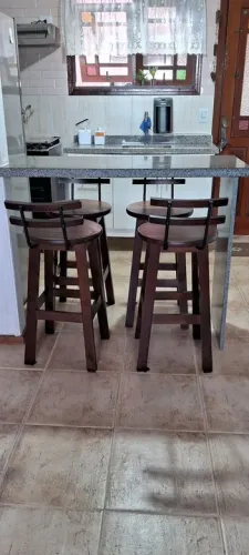 Bancada e 4 Banquetas de Madeira
