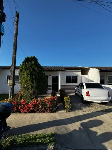 Casa com quintal na rua principal em Condomínio