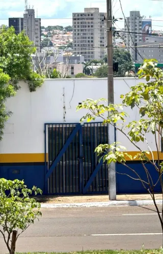 Salão bem localizado em Orla Morena