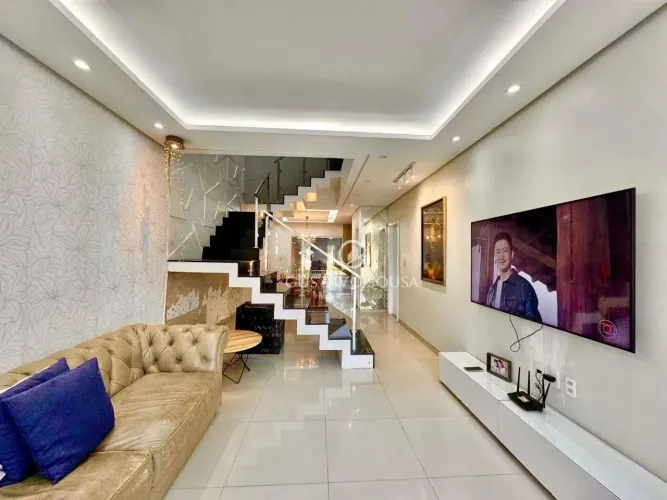 Vendo Casa no Osvaldo Studart 280m2, Nascente, 4 Suítes, 4 vagas de garagem, sacada. Linda