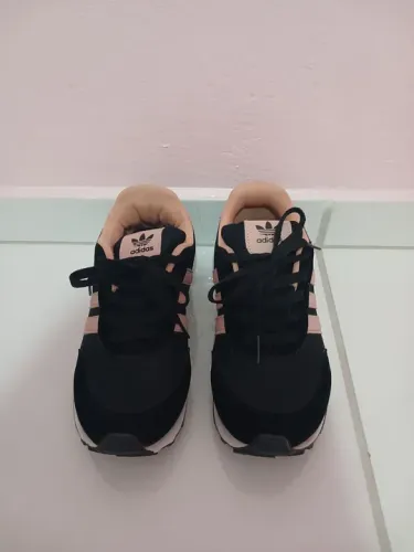 Tênis adidas 