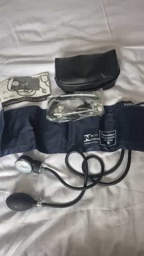 Kit de pressão arterial com esfignomanômetro nunca usado.