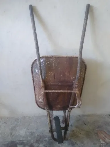Carrinho de mão (todo em ferro)