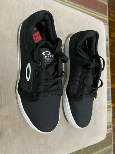 Tênis oakley  Preto