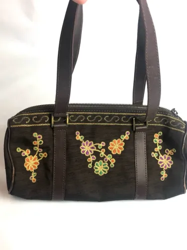 Bolsa marrom modelo baguete bordada