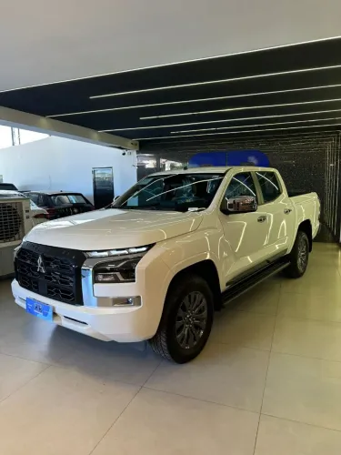 Mitsubishi Triton 2.4 Biturbo Diesel Cd Hpe 4X4 Automático