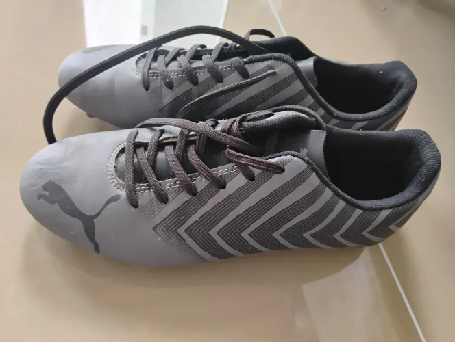 Vendo chuteira com trava puma semi-nova 