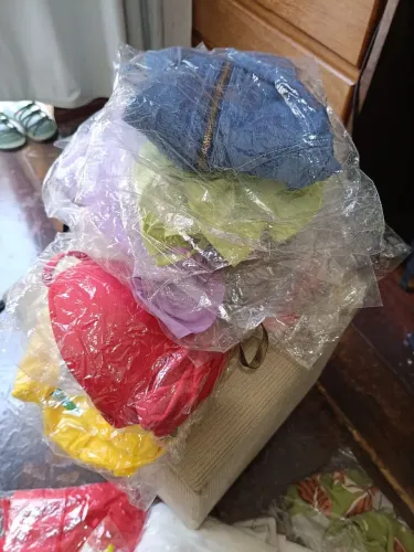 Lote de roupas para venda (16 blusas, 8 vestidos, 5 macaquinhos, 1 conjunto, 1 calça) 