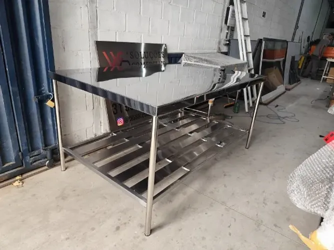 Mesa Industrial em Aço Inox - Perfeita para Cozinhas, Laboratórios e Indústrias