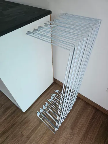 Aparadores de ferro pintados na cor branca para Gôndolas.  Medidas padrão: 90 x 30 cm